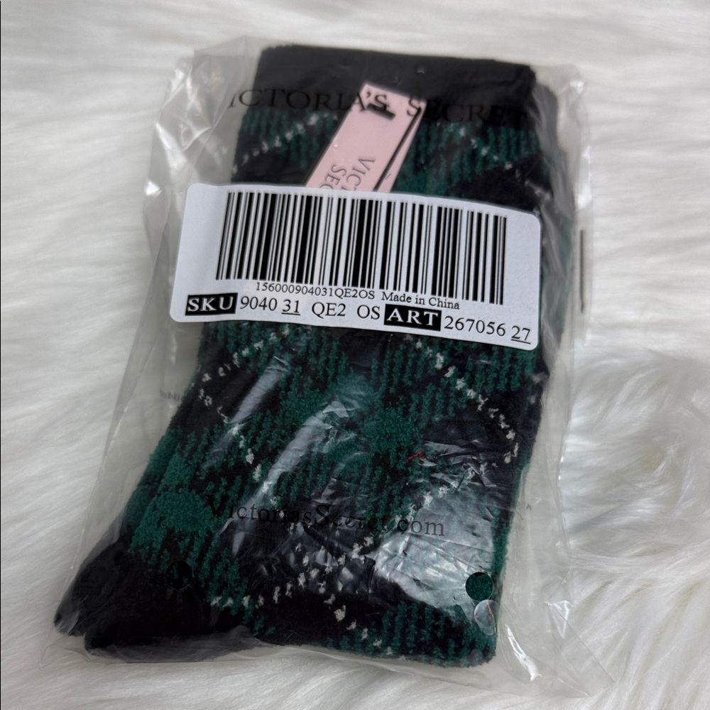 NWT Victoria's Secret Cozy Fleece Plaid Green and Black Crew Socks